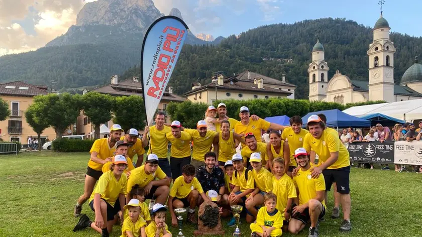La squadra di Toccol, vincitrice della scorsa edizione del Palio dei cento di Agordo