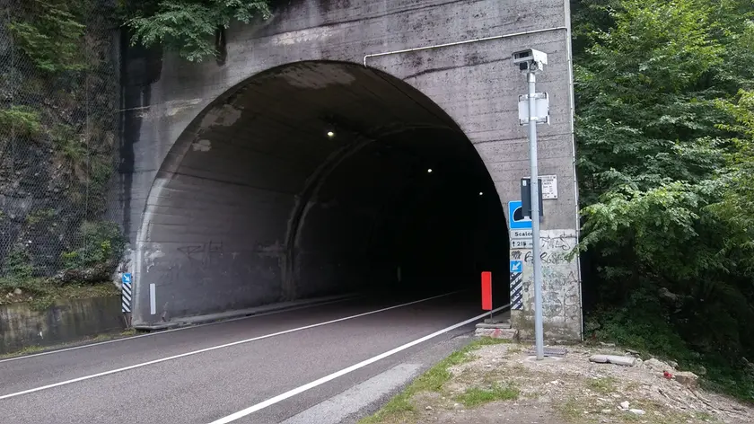 L'autovelox all'ingresso della galleria di Scalon lungo la provinciale Sp1 bis Madonna del Piave in comune di Quero Vas