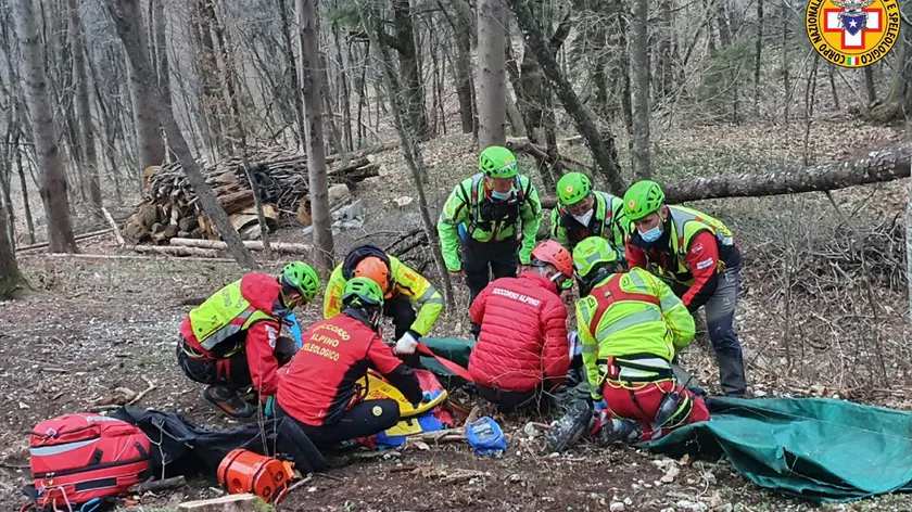 Un intervento di soccorso dopo un infortunio durante un taglio del bosco