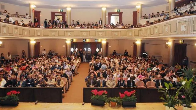 In teatro comunale premiazione del concorso per le scuole 'Lettura e pensiero' - Il Teatro Comunale di Belluno la cui gestione e' oggetto di un'aspra polemica