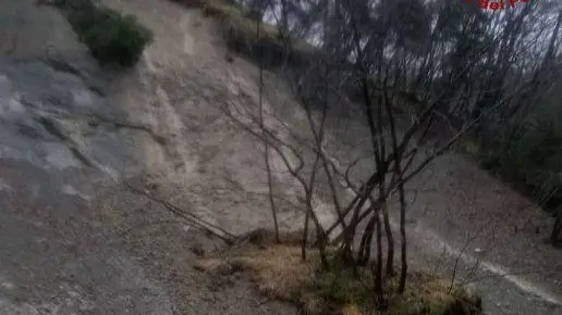 La frana sulla strada di Torres (foto Vigili del fuoco)