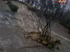 La frana sulla strada di Torres (foto Vigili del fuoco)