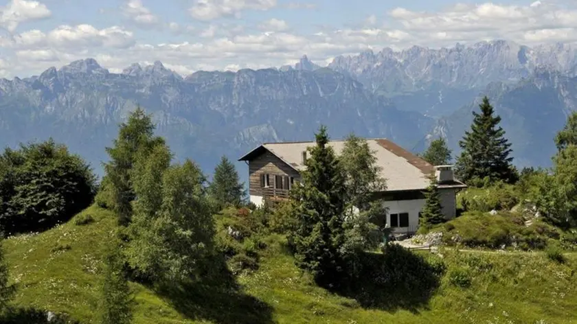 Belluno, 23 luglio 2008. Il consigliere Attilio Sommavilla mostra alcune problematiche nel Nevegal. orto Botanico