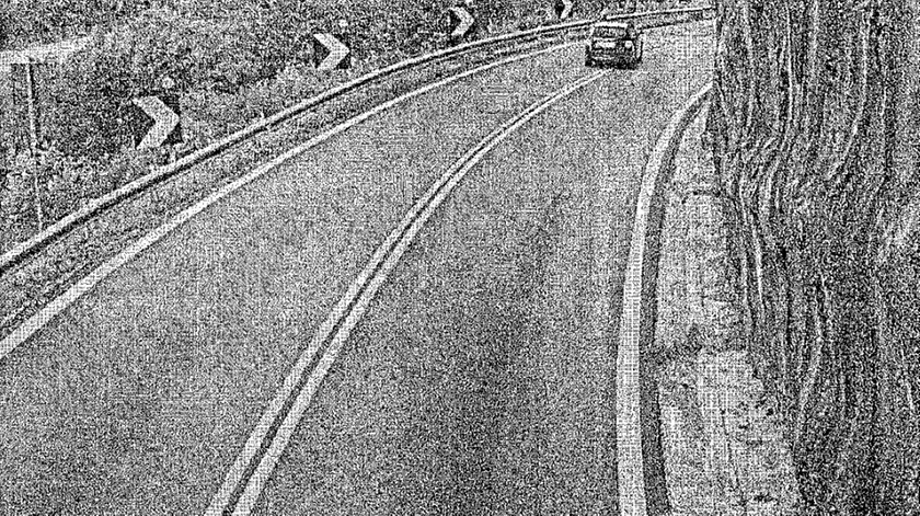 Il momento dell'invasione della corsia da parte dell'automobilista