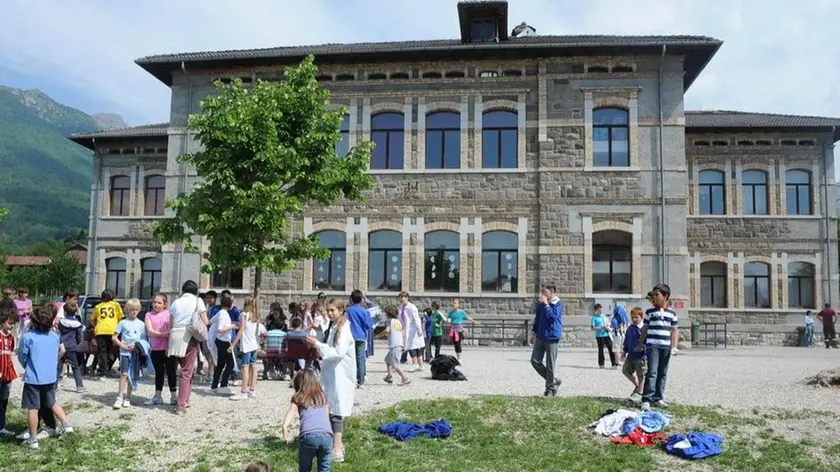 vigili del fuoco alle scuole di bolzano bellunese dopo la scossa di terremoto
