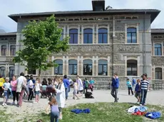 vigili del fuoco alle scuole di bolzano bellunese dopo la scossa di terremoto