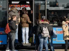 Belluno, 30 novembre 2007. interviste nel piazzale della dolomitibus sull'incidente che ha visto schiacciata una ragazza da un autobusIn migliaia salgono sui pullman in stazione Ragazzi sui mezzi di Dolomitibus. In alto Paolo Gamba