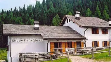 Una veduta del rifugio Rinfreddo, che oggi festeggia i suoi primi 10 anni (e un mese...) di attività essendo stato inaugurato il 24 giugno del 2001