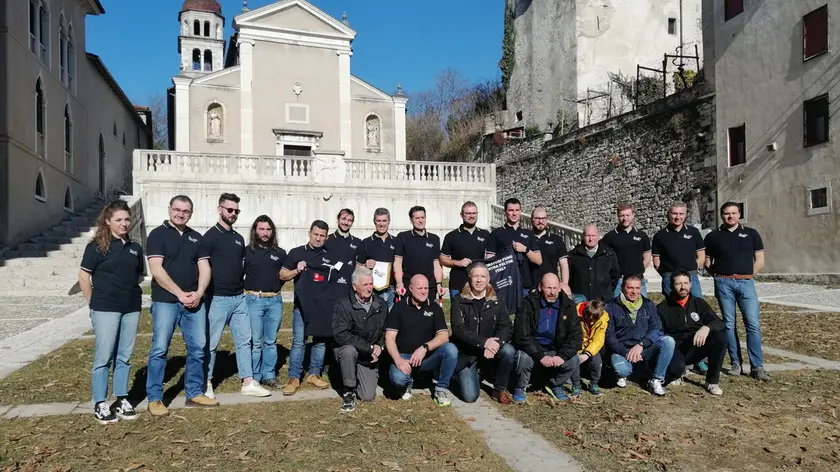 I Tiratori fune Astra Feltre posano con le nuove maglie di rappresentanza insieme alla vecchia guardia che fece grande il Feltre