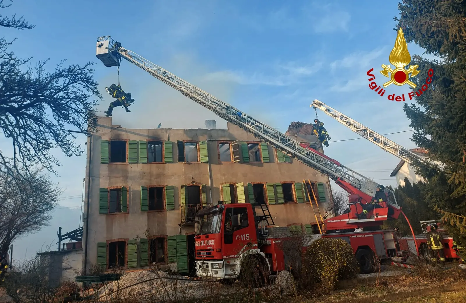 I danni all'abitazione di Corte devastata dal fuoco (Foto vigili del fuoco)