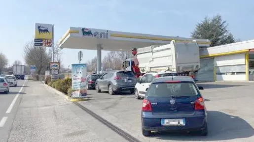 Automobilisti in coda all’Eni di via Marisiga, dove i prezzi dei carburanti sono inferiori ad altri distributori