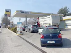 Automobilisti in coda all’Eni di via Marisiga, dove i prezzi dei carburanti sono inferiori ad altri distributori