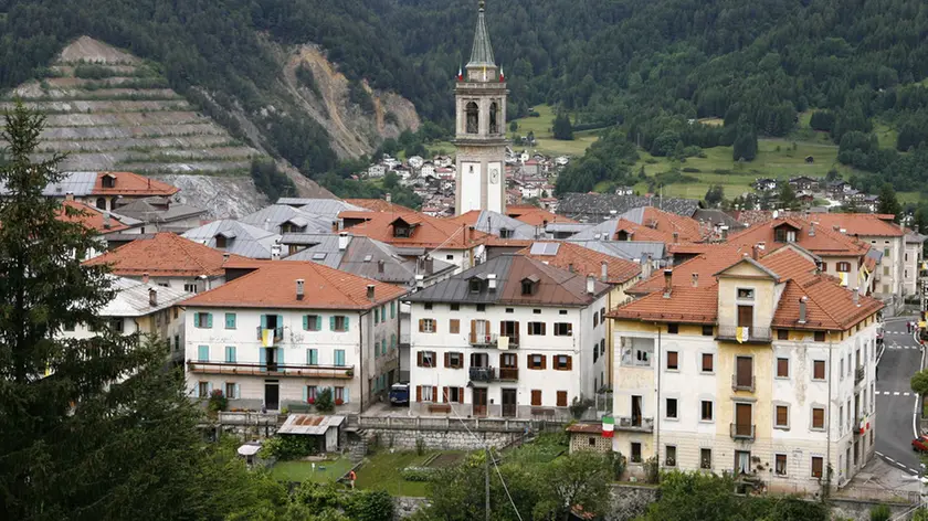 Una veduta di Lorenzago di Cadore (Belluno), in una immagine di repertorio. ''Unificazione dei Comuni? Allora noi ci accorpiamo con il Vaticano'': Cosi' il sindaco di Lorenzago, Mario Tremonti, sugli accorpamenti dei Comuni con meno di mille abitanti, come il suo. Al quasi cugino Giulio Tremonti, che a Lorenzago e' di casa, il primo cittadino ricorda: ''In tempi non sospetti ero stato io a proporre l'unificazione dei sette comuni cadorini in un comune unico, quello che avrei chiamato Centro Cadore''..ANSA/ANDREA SOLERO
