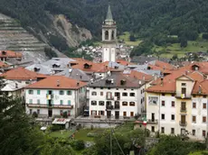 Una veduta di Lorenzago di Cadore (Belluno), in una immagine di repertorio. ''Unificazione dei Comuni? Allora noi ci accorpiamo con il Vaticano'': Cosi' il sindaco di Lorenzago, Mario Tremonti, sugli accorpamenti dei Comuni con meno di mille abitanti, come il suo. Al quasi cugino Giulio Tremonti, che a Lorenzago e' di casa, il primo cittadino ricorda: ''In tempi non sospetti ero stato io a proporre l'unificazione dei sette comuni cadorini in un comune unico, quello che avrei chiamato Centro Cadore''..ANSA/ANDREA SOLERO