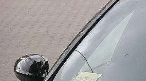 Auto multata in piazza Isola