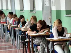 Alcuni studenti dell'istituto magistrale Gaetana Agnesi di Milano impegnata nell'esame di maturità durante la prova d'italiano, 18 giugno 2014, Milano ANSA / MATTEO BAZZI