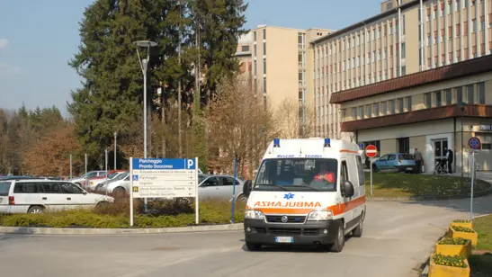 Belluno, 15 marzo 2007. Feltre, un'ambulanza esce dal pronto soccorso dell'ospedale.