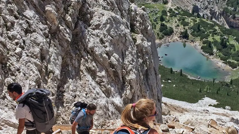 Escursionisti sulle Dolomiti ampezzane