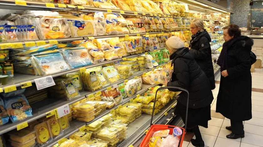 L'abolizione dei sacchetti di plastica dai supermercati scattata in Italia dal primo dell'anno in Toscana e' stata ampiamente anticipata da Unicoop Firenze un immagine dell'Ipercoop Gavinana di Firenze oggi 3 Gennaio 2011..(pasta fresca, scaffali, donne, supermercato, spesa, inflazione, carovita).ANSA CARLO FERRARO