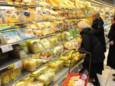 L'abolizione dei sacchetti di plastica dai supermercati scattata in Italia dal primo dell'anno in Toscana e' stata ampiamente anticipata da Unicoop Firenze un immagine dell'Ipercoop Gavinana di Firenze oggi 3 Gennaio 2011..(pasta fresca, scaffali, donne, supermercato, spesa, inflazione, carovita).ANSA CARLO FERRARO