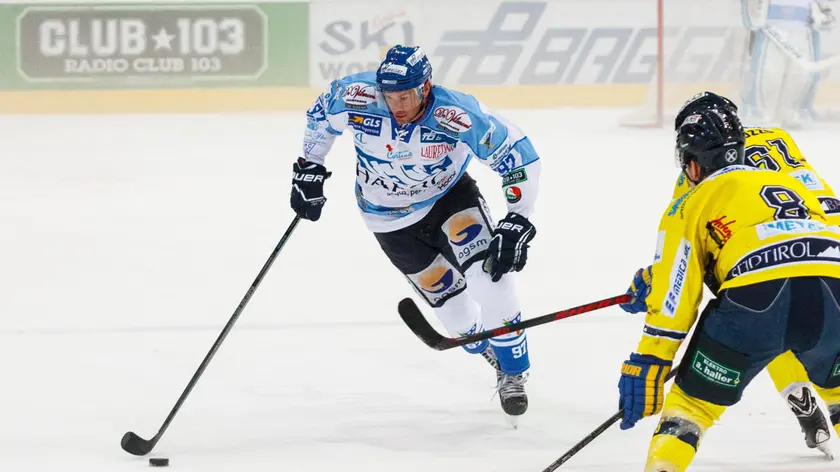 Gron Stanislav. Prima partita della nuova stagione 2014-2015 del Campionato Italiano di Hockey su Ghiaccio, il Cortina batte in casa l'Appiano con una bellissima rimonta.