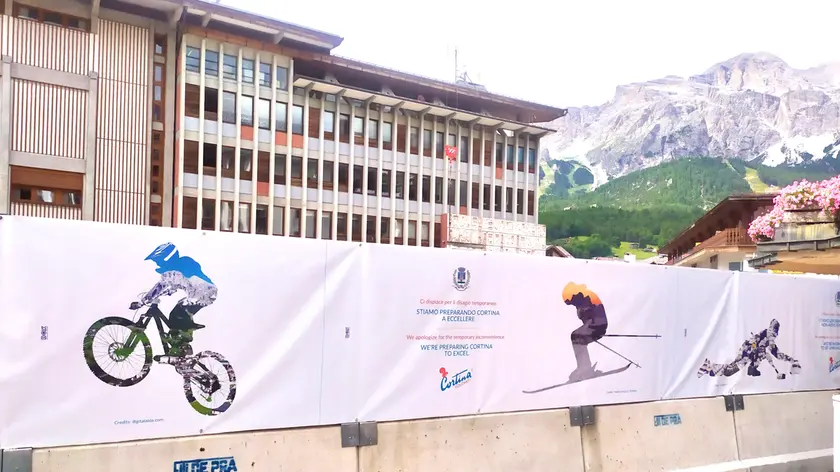Una delle affissioni a Cortina per sensibilizzare sui cantieri per le Olimpiadi 2026