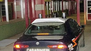 I carabinieri hanno perquisito il locale