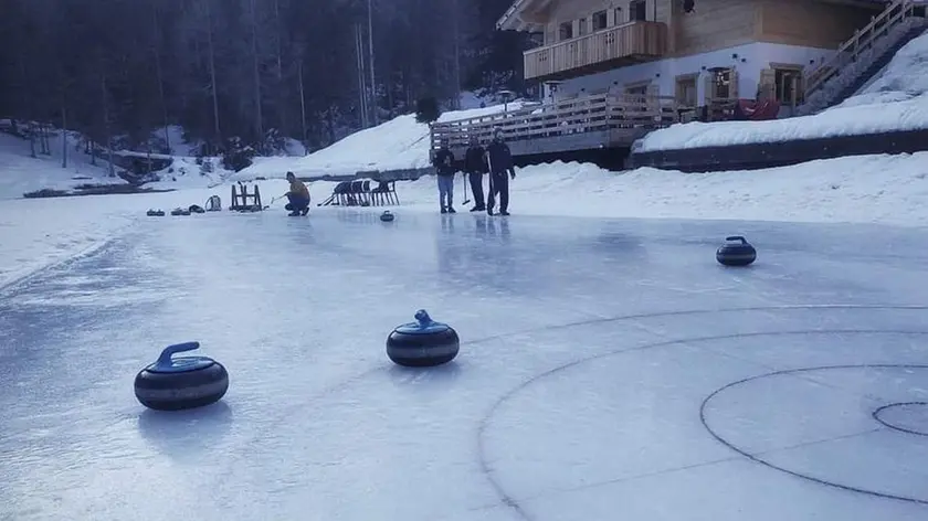 Il gioco del curling al rifugio Lago d'Ajal