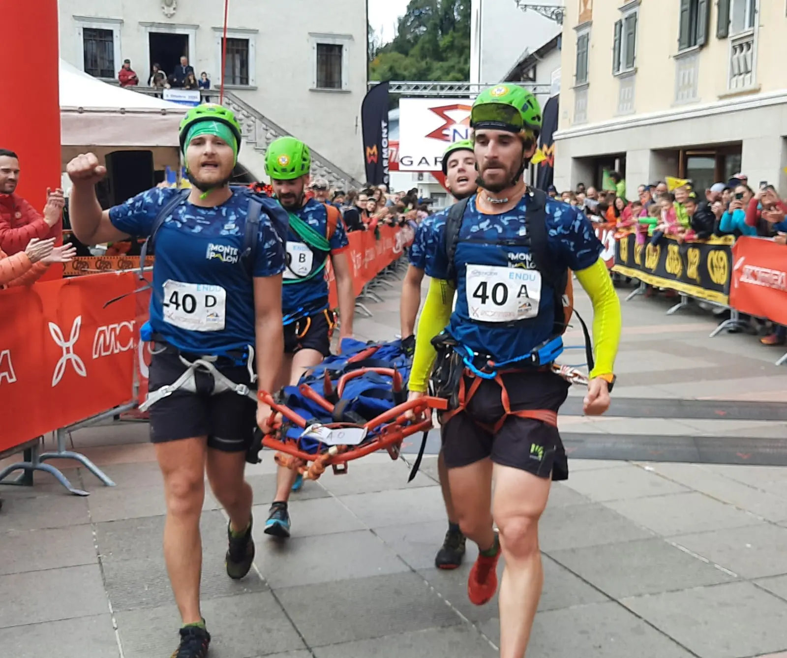 L'arrivo della Dolomiti Rescue Race in piazza Tiziano a Pieve di Cadore