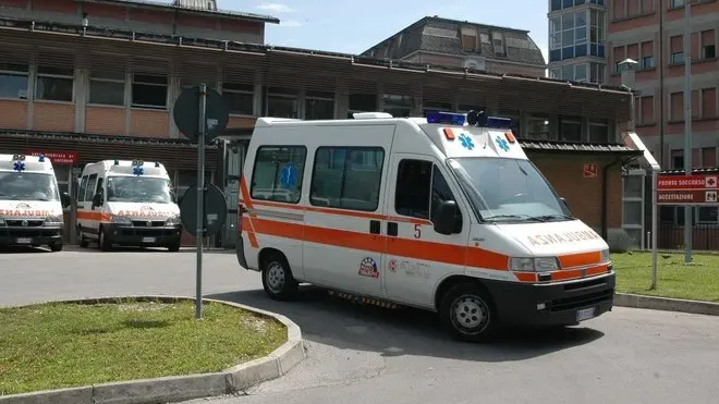 Un'ambulanza del Suem-118 che parte dal pronto soccorsoospedale belluno