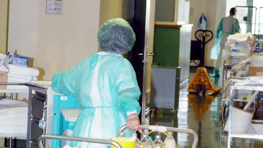 OERAZIONE DI BONIFICA DEL REPARTO DI MEDICINA DELL'OSPEDALE DI MONSELICE. NELLA FOTO: LE PULIZIE. PH. ZANGIROLAMI PROVINCIA -
