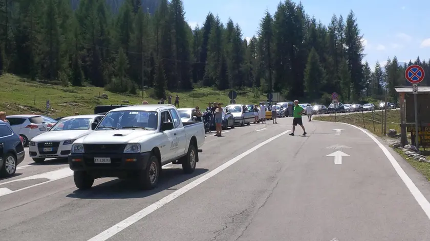 In coda davanti al casello delle Tre Cime di Lavaredo