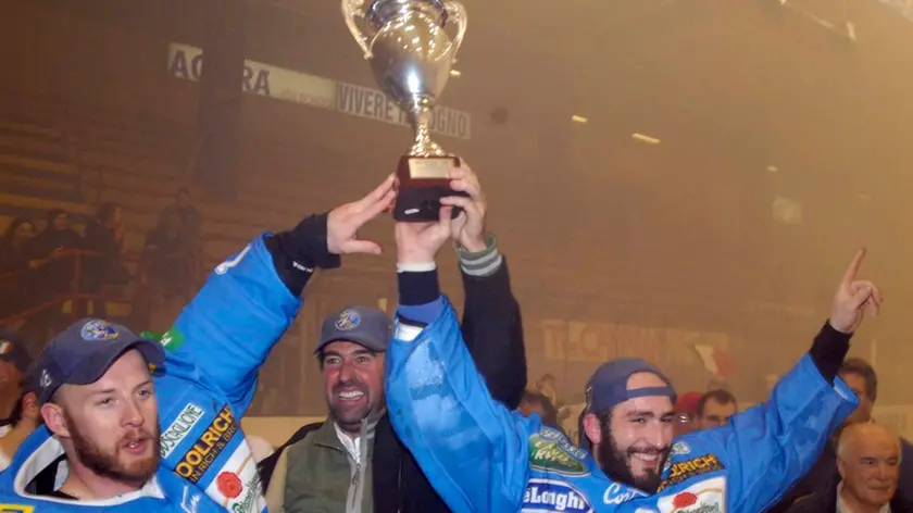 Milano, 10 aprile 2007. Grazie ad una rete di Kenny Corupe all'overtime, gli Sportivi ghiaccio Cortina battono 3-2 il Milano e si aggiudicano il camponato 2006-2007 di hockey su ghiaccio, lo scudetto numero sedici della loro storia. Il tricolore mancava dalle maglie ampezzane da 32 anni