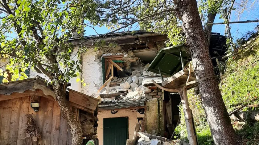 La casa danneggiata dal masso a Saviner di Rocca Pietore