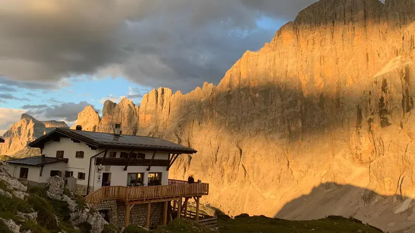 Il rifugio Tissi di fronte alla parete nord-ovest del Civetta