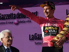 Primoz Roglic pemiato dal Presidente della Repubblica Sergio Mattarella
