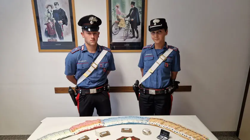 I carabinieri della Compagnia di Cortina con il materiale sequestrato