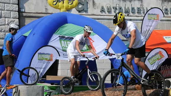 L'esibizione di bike trial in Piazza dei Martiri