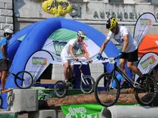 L'esibizione di bike trial in Piazza dei Martiri