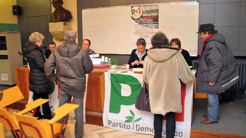 Belluno, 7 febbraio 2009. Il seggio di Belluno allestito al Centro Giovanni XXIII per le primarie del partito democratico, che decideranno il candidato alla carica di consigliere regionaleGli elettori del Pd alle primarie di domenica