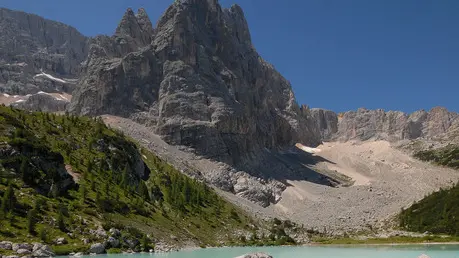 Cortina D'Ampezzo, 16 luglio 2007. Il lago SorapÃ¬ss sotto l'omonimo monte a m 2000. Sullo sfondo il dito di Dio