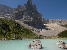 Cortina D'Ampezzo, 16 luglio 2007. Il lago SorapÃ¬ss sotto l'omonimo monte a m 2000. Sullo sfondo il dito di Dio