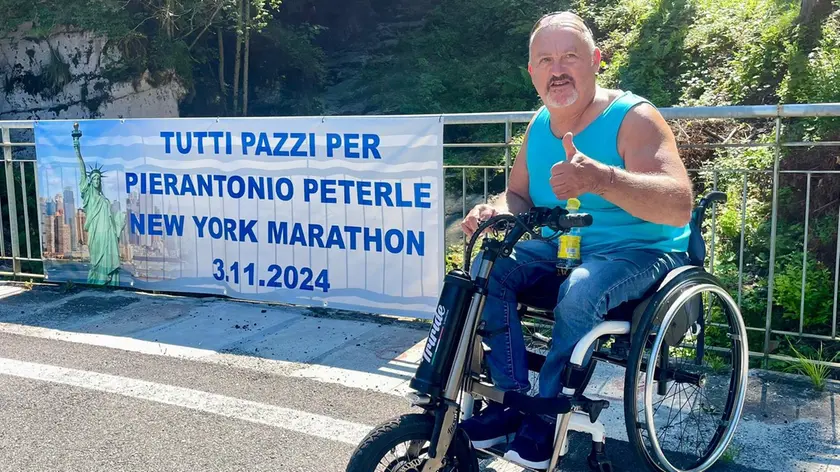 Pierantonio Peterle davanti allo striscione che ricorda la sua presenza in novembre a Ney York