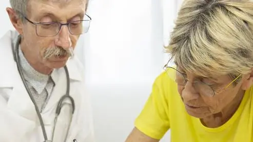 Un medico esegue un test di funzionalità su un malato di Parkinson