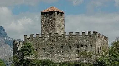 Il castello di Zumelle, porta medievale della Valbelluna, visto dall’esterno