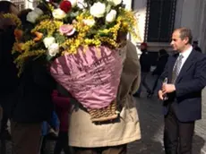 Rose per le ministre del governo Renzi. Il 'barone delle nevi', personaggio folcloristico di Belluno, al secolo Giuseppe Rudatis, dopo aver consegnato ieri un'orchidea alla moglie del premier a Pontassieve oggi è arrivato a Roma diretto a Palazzo Chigi. ANSA/CHIARA SCALISE