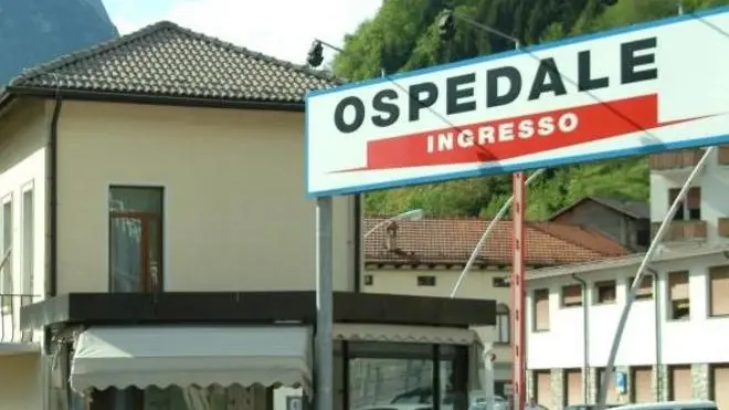 Agordo 23 maggio 2004. L'ingresso dell'ospedale