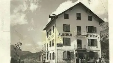 Una cartolina raffigurante l’albergo Vittoria