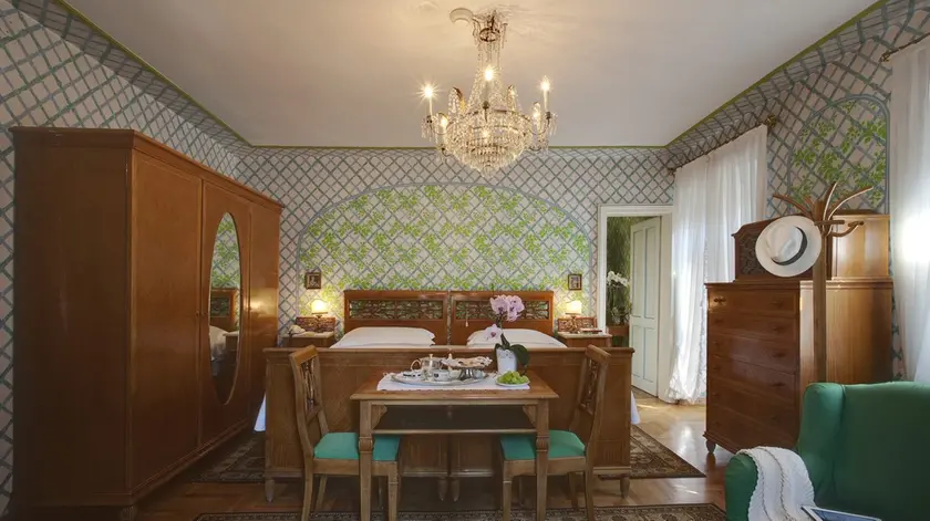 La stanza 107 all’hotel de la Poste rimasta intatta dai tempi di Hemingway