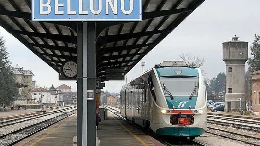 Un treno in arrivo alla stazione di Belluno